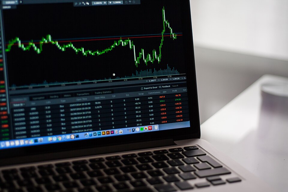 Illustration: How Delta-Neutral Hedging Mitigates Drawdowns in Prediction Markets