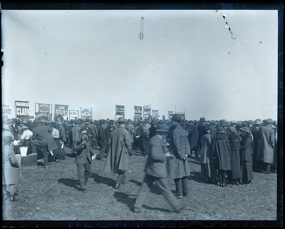 Illustration: Platform Mechanics: Polymarket vs Kalshi Over/Under Structures Illustration: Platform Mechanics: Polymarket vs Kalshi Over/Under Structures