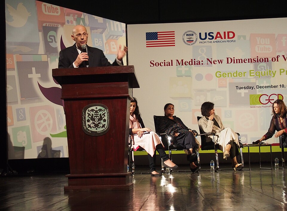 Illustration: Real-Time Data Advantage: Beating the Market by Hours Illustration: Real-Time Data Advantage: Beating the Market by Hours