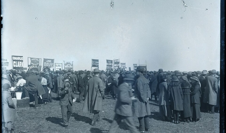 Illustration: How Sports Betting Contracts Work in Prediction Markets